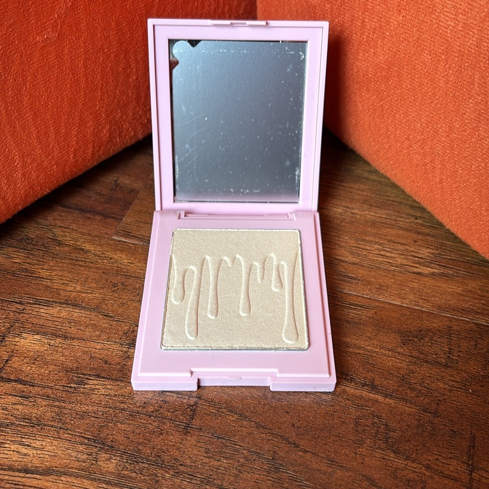 Kylie Jenner Pressed Illuminating Powder in “Quartz” - Picture 2 of 3